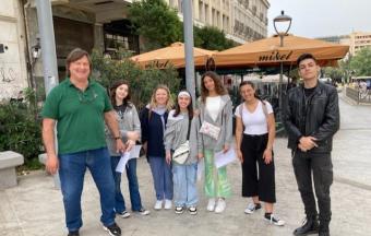 Projet Erasmus + Italie : nos étudiants de BTS tourisme en posture professionnelle lors d'un rallye-photo pédestre à Exarcheia